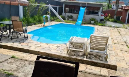 Casa com 3 quartos, piscina e área gourmet em Itanhaém.