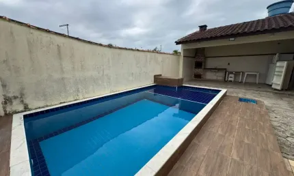 Casa com 3 quartos, piscina e área gourmet em Itanhaém.