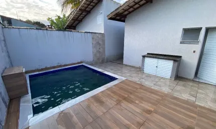 Casa com 2 quartos e piscina em Itanhaém - R$ 450.000,00.