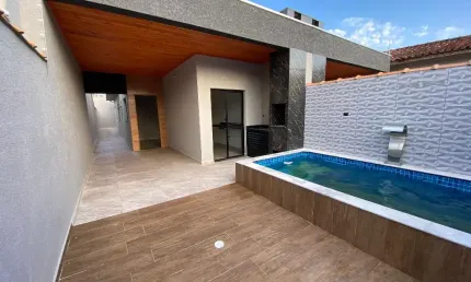 Casa na praia com piscina, 2 quartos e área gourmet em itanhaém.