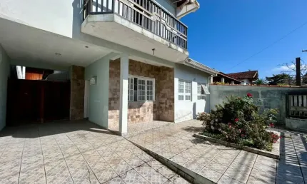 Casa na praia com 6 quartos e área gourmet em Peruíbe - R$ 590.000,00.