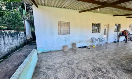 Chácara com espaço para piscina e jardim em peruíbe.