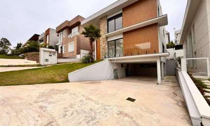 Casa Nova para venda e locação no Condomínio Tamboré 11