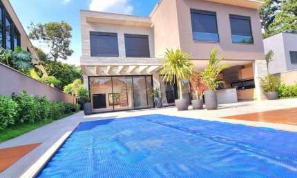 Belíssima Casa Nova com 4 suítes, área gourmet, sauna, piscina, semi-mobiliada