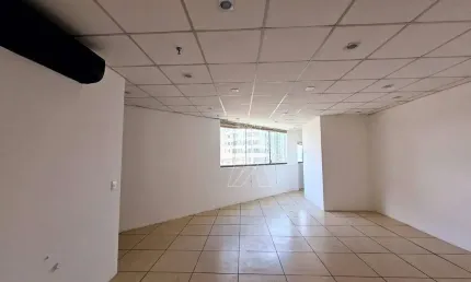 Sala comercial com 1 sala para alugar na Avenida Copacabana, --, Alphaville, Barueri