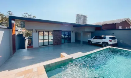Casa de Alto Padrão no Bairro Fazenda – Próxima à Praia Brava!