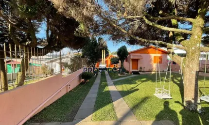CASA COM 03 DORMITÓRIOS COM AMPLO PÁTIO E GRAMADO NO BAIRRO SANTA FÉ EM CAXIAS D