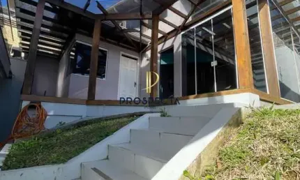 CASA COM 02 PAVIMENTOS, SEMIMOBILIADA, 3 SUÍTES SENDO 01 COM BANHEIRA, QUIOSQUE