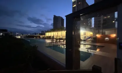 OPORTUNIDADE ÚNICA, apartamento pé na areia em Piçarras com 3 dormitórios e 1suíte