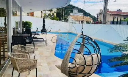 Cobertura duplex cinematográfica em cabeçudas, alto padrão e vista incomparável