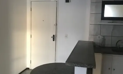 Apartamento com linda vista do pôr do sol e verdes mares.