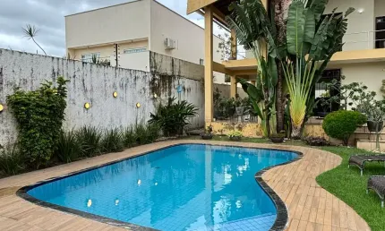 Casa duplex no alto do calhau – 3 suítes, área de lazer com piscina e churrasqueira