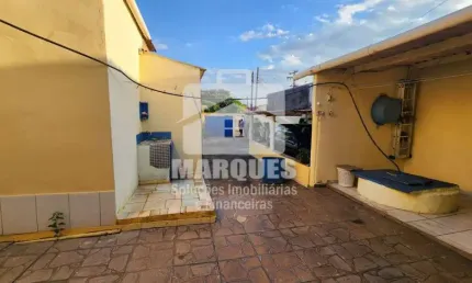Oportunidade Ter. de 250m² com 2 Casas no Jd. Campos Verdes