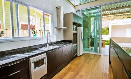 CAPITAL VILLE - 4 DORMS. - 2 VAGAS - AT 1.215m² - AC 361m²