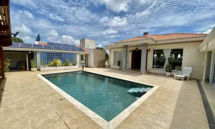 PARQUE DA FAZENDA - AT 1.230m² - AC 700m² - 4 SUÍTES - 6 VAGAS - PISCINA
