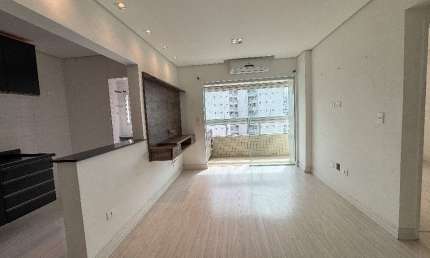 Apartamento lindo, semi mobiliado, com sacada envidraçada, armarios planejados e lazer completo, apenas 250m da praia, na Vila Guilhermina!!!