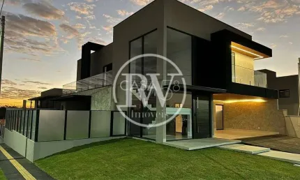 Sobrado no Jardins Capri à Venda – 4 Suítes – 302 m² Construídos – Piscina