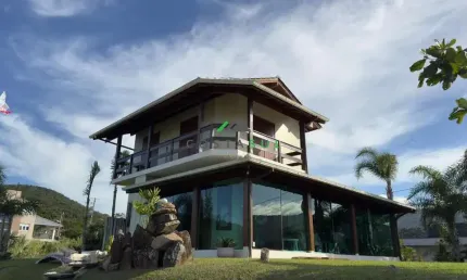 Residência Exclusiva com Vista Panorâmica em Garopaba – Alto Padrão e Potencial