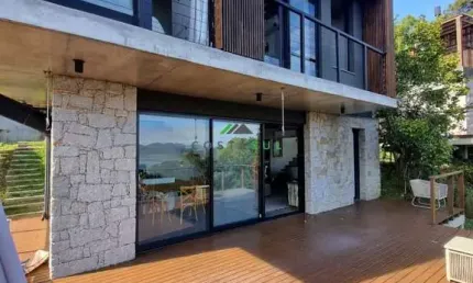 Casa Moderna com Vista Deslumbrante para a Lagoa – Praia da Ferrugem/SC