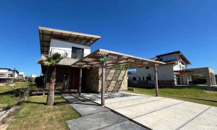 Casa de Alto Padrão no Condomínio Rosa Internacional, ao lado da Surfland