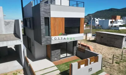 Sobrado novo com rooftop panorâmico – bairro ambrósio | garopaba/sc