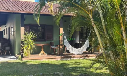 Casa à venda no condomínio maranata, em garopaba/sc.