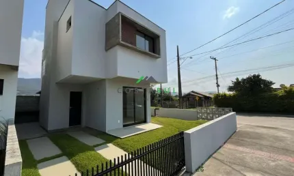 Casa de Esquina no Loteamento Pedra Branca em Garopaba