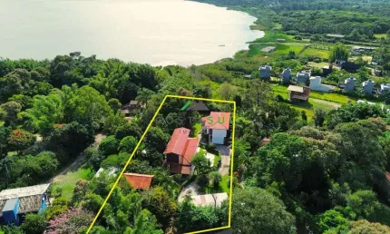 Propriedade exclusiva com vista para a lagoa, 3 residências e piscina em terreno