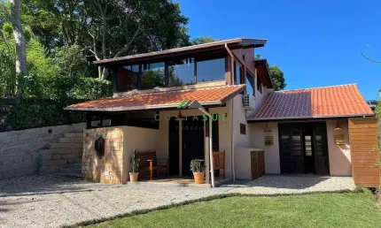 Casa em estilo rústico de excelente padrão de qualidade localizada na Praia do R