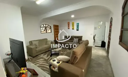 Sobrado com casa principal contendo 4 quartos sendo 1 suíte e mais 4 casas no terreno à venda