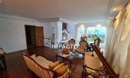Tríplex com 600m², 4 quartos, 4 vagas e piscina privativa.