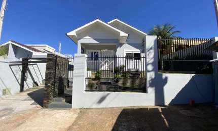 CASA SEMIMOBILIADA, 03 DORMITÓRIOS (1 Suíte)  235m² NA JOÃO ALVES