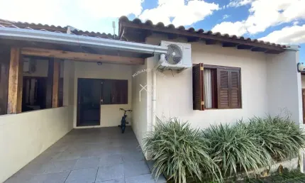 Casa geminada com 2 dormitórios em condomínio fechado próximo ao centro de santa