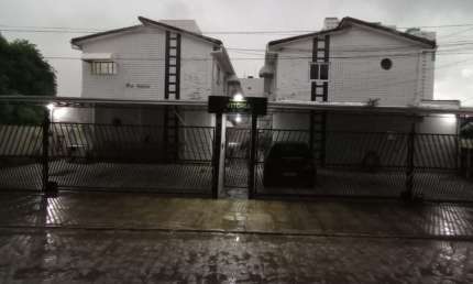 Casa Sobrado Nascente em Condomínio Fechado no Bessa – 3 Quartos (2 Suítes), Quintal e a 500m da Praia! R$ 470 Mil