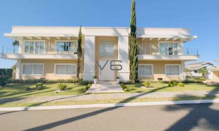 Casa alto padrão com 4 suítes, 630m² privativos, espaço gourmet, 6 vagas de garagem, em Pinhais/PR.