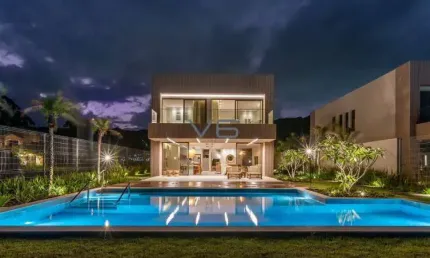 Casa alto padrão com 458m² privativos, 4 suítes, 4 vagas de garagem, na Praia do Estaleiro, Balneário Camboriú - SC.