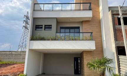 Sobrado padrão com 3 quartos, 201m² privativos, 1 vaga de garagem, no Costeira, São José dos Pinhais - PR.