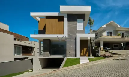 Casa Alto Padrão com 4 suítes, 369m² privativos, 4 vagas de garagem, no Santo Inácio, Curitiba - PR.