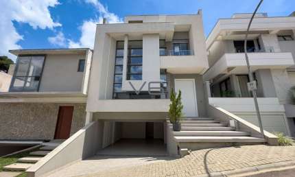 Casa alto padrão com 4 suítes, 340m² privativos, 3 vagas de garagem, no Santo Inácio, Curitiba - PR.