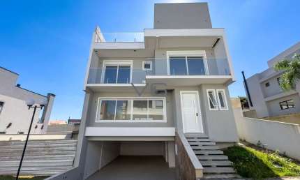 Casa alto padrão com 3 suítes, 337m² privativos, 4 vagas de garagem, no Campo Comprido, Curitiba - PR.