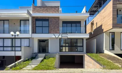Casa Alto Padrão com 3 suítes, 354m² privativos, 5 vagas de garagem, no Campo Comprido, Curitiba - PR.