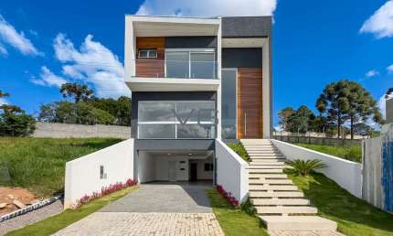 Casa Alto Padrão com 3 suítes, 350m² privativos, 5 vagas de garagem, no Santa Candida, Curitiba - PR.