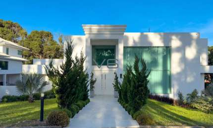 Casa em Condomínio, com 5 suítes, 528 m² privativos, 8 vagas de garagem, no Santa Cândida, Curitiba - PR.