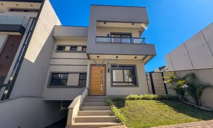 Casa Alto Padrão, com 3 quartos, 243 m² privativos, 3 vagas de garagem, no Campo Comprido, Curitiba - PR.