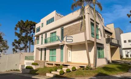 Casa alto padrão com 4 suítes, 285m² privativos, 2 vagas de garagem, no Bacacheri, Curitiba - PR.