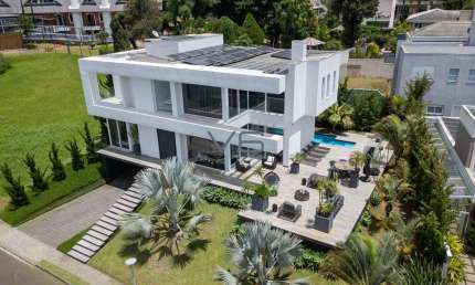 Casa semi mobiliada de alto padrão com 3 Suítes, 460m² privativos, em localização privilegiada no bairro Campo Comprido, Curitiba - PR.