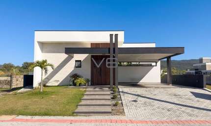 Casa Térrea com 300m² privativos, 4 quartos, 2 vagas de garagem, em Guaropaba - SC.