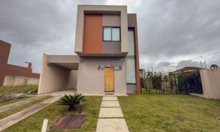 Sobrado em condomínio com 126,46m² privativos, 2 suítes, 2 vagas de garagem, no Ipê, São José dos Pinhais - PR.