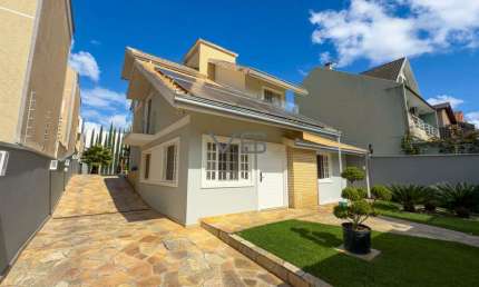 Casa de Alto Padrão com 3 Dormitórios | 201m² | Rua Sem Saída no bairro Atuba