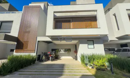 Belíssima casa de Alto Padrão de  3 Quartos suíte, 3 Vagas de garagem 209 m² privativos em Santa Felicidade